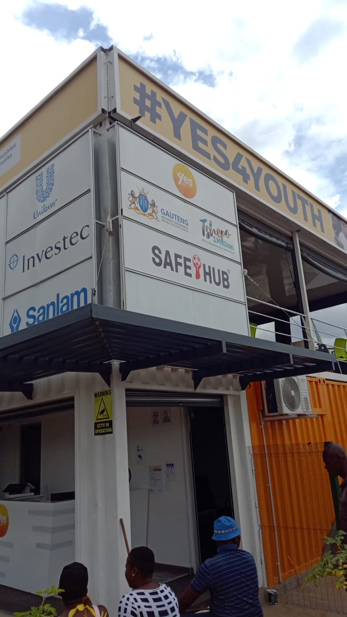 Honored to have Minister of Tourism <a href="/Derek_Hanekom/">Derek Hanekom</a> join us today in welcoming the World Bank President <a href="/JimYongKim/">Jim Yong Kim</a> to the Tembisa #YES Hub to view the Hub and new facilities.
#YES4Youth
#JoinTheMovement
<a href="/MagaridaM/">Margie Whitehouse</a>