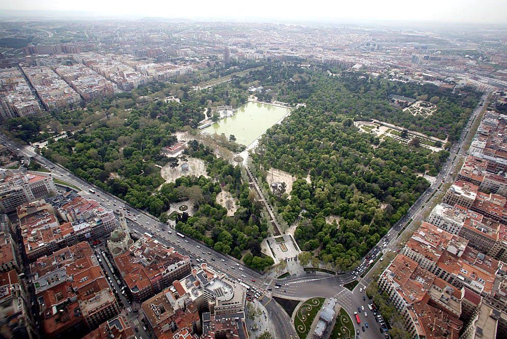 <a href="/_ElRetiro/">El Parque del Retiro</a> nace en 1630, cuando el Conde Duque de Olivares, valido de Felipe IV, cedió al monarca los terrenos que el Duque Fernán Núñez le había regalado.  En 1868 pasó a ser de dominio público. El Retiro es el parque más famoso de #Madrid. 🌲🌳🌹🐿️