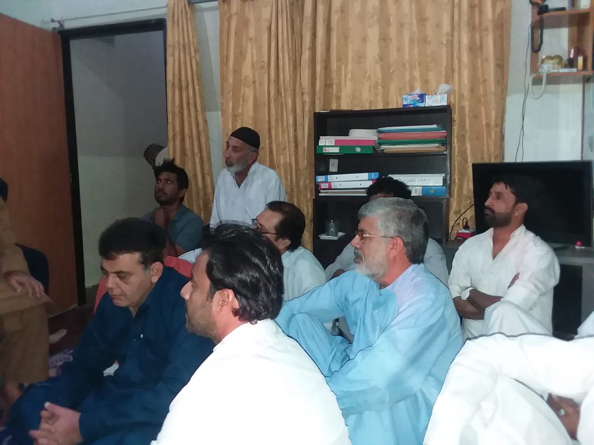 UrbanPlannerNED's tweet photo. @PTIofficial MPA @BilalAGhaffar visited #KarachiCircularRailway Mutasireen Action Committee Chairman Haji Khan Badshah's house in #UmarColony.
MPA promise to raise voice for KCR Mutasireen. https://t.co/P2jOf5A5rw