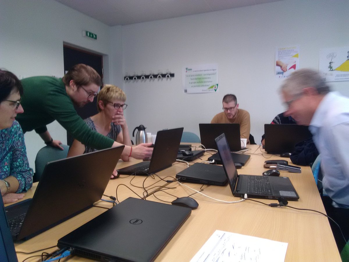 Vincenono's tweet photo. De nouveaux @agritwittos53 en perspective pour parler positivement de notre beau métier, #lespiedssurterre #FierDeMonMetier @fdsea53 @GuerotY https://t.co/3sykrkt4yg
