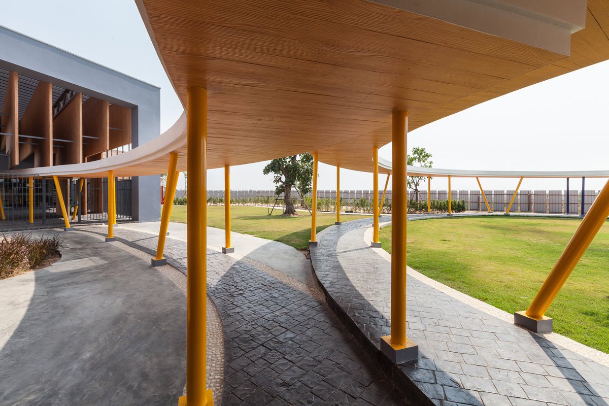 #kindcentrum #gebouwvoorkinderen #referentie #inspiratie: spannende #entree en #buitenruimte met #kleur, hout en te ontdekken ingang in een vloeiend ontwerp.

archdaily.com/896045/ratchut…