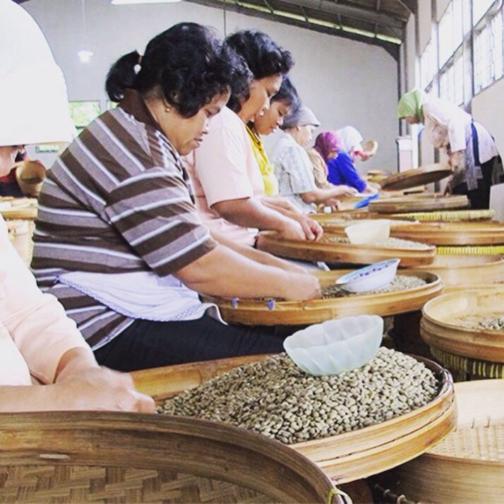 plainedaromes's tweet photo. Recette d'un Bon Café : Respect et Soin apportés aux Terroirs + Expertise et Qualité du Travail Humain #cafedespecialité #cafebio torréfiés en France, exclusifs créés pour vous!!
#maplanetededemain #savoirfaireartisanal #torrefactionfrancaise #engagmentsocietal https://t.co/tZPA4u2VW8