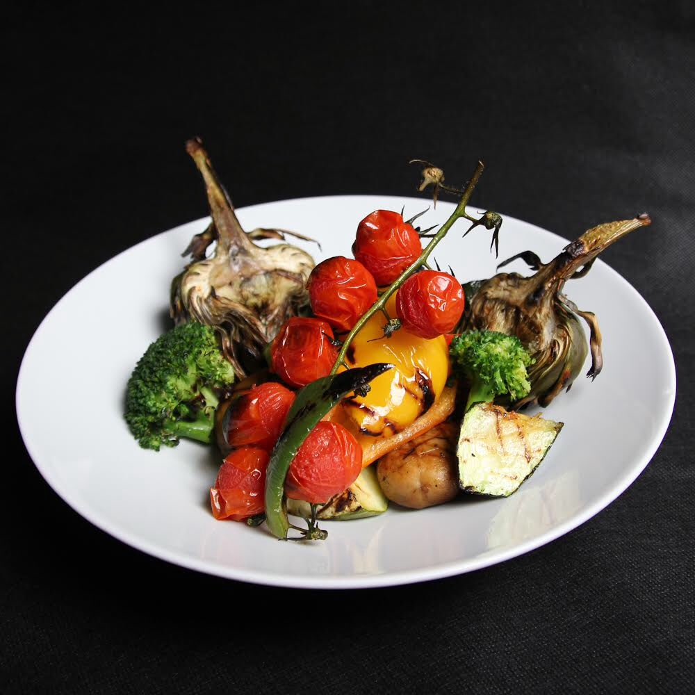 RestKarakala's tweet photo. Hoy pasearemos en un jardín de hortalizas asadas: de maíz, alcachofa, brócoli, champiñones, pimientos y calabacín. Podrás aliñarlo con una salsa de albahaca, menta, aceite de oliva y limón. Los lunes del karakala son #vegetarianos y #veganos.
#meatlessmonday  #karakalarestaurant https://t.co/M4PdJXPquM