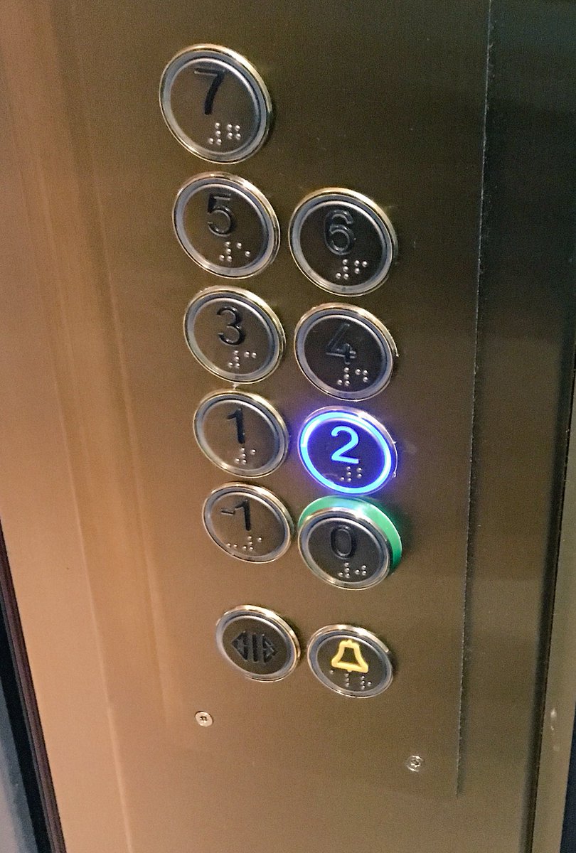 成瀬ちさと パリのエレベーターは 日本のエレベーターの 閉まる ボタンの場所に緊急時の呼び出しボタンがあって 一回うっかり押しました すみません