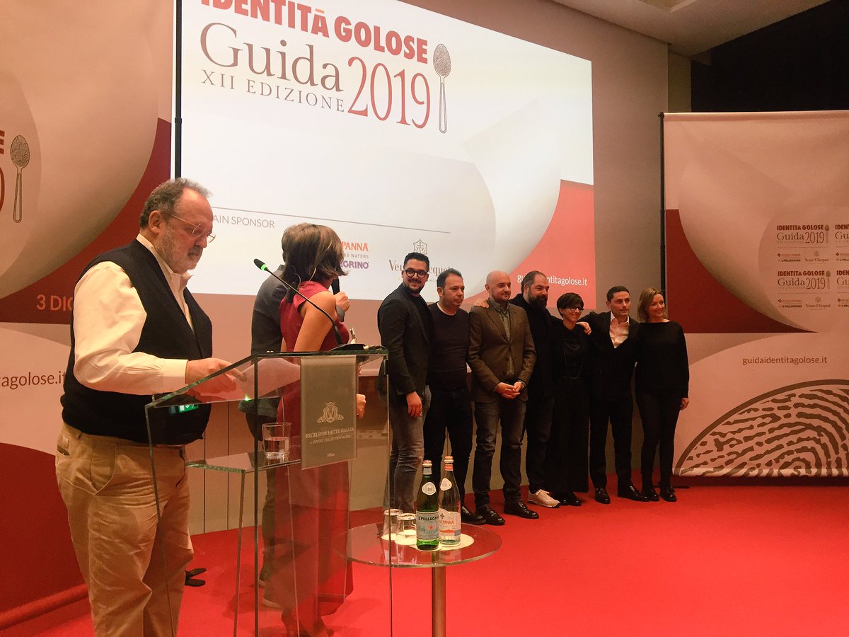 Sul palco con @oloapmarchi e <a href="/gabrielezanatt/">gabriele zanatta</a> gli autori delle 10 Storie di Gola della #GuidaIdentitaGolose: <a href="/NicolaUltimo/">nicola ultimo</a>, Beppe Palmieri, Raffaele <a href="/AlajmoBros/">Max & Raf Alajmo</a>, Catia Uliassi, Cristiana Romito, Enrico Baronetto, Stefania Giordano, Giovanni Alajmo, <a href="/ReitanoMarco/">Marco Reitano</a>, @JonathanBenno.