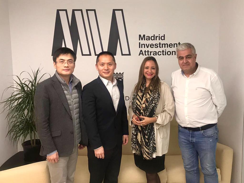 Madrid_MIA's tweet photo. Recibiendo a la primera empresa china, después de la Visita de Estado del Presidente de la República Popular #China, Xi Jinping, en #España 🇨🇳🇪🇸 https://t.co/cxlK4vuWFG
