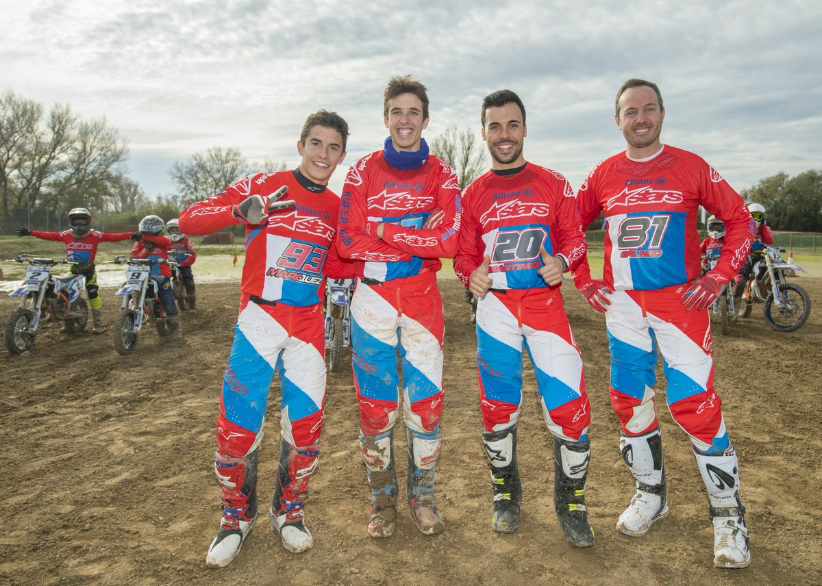 Allianz_es's tweet image. Terminado el #AllianzMotorCamp18 no podemos olvidarnos de agradecer el trabajo de todos los que lo han hecho posible! Gracias a los entrenadores, a @motocros_rufea, a los mecánicos, a los comisarios de pista, equipo audiovisual, catering, organizadores, etc!