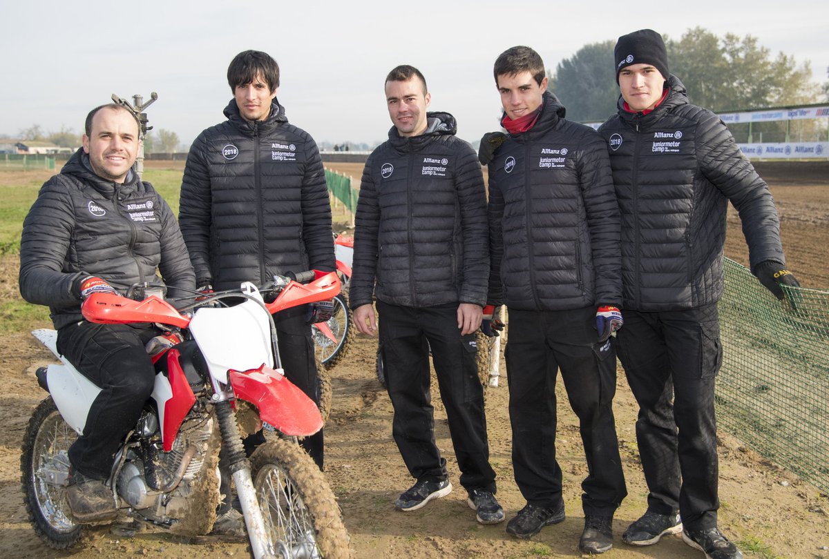 Allianz_es's tweet image. Terminado el #AllianzMotorCamp18 no podemos olvidarnos de agradecer el trabajo de todos los que lo han hecho posible! Gracias a los entrenadores, a @motocros_rufea, a los mecánicos, a los comisarios de pista, equipo audiovisual, catering, organizadores, etc!