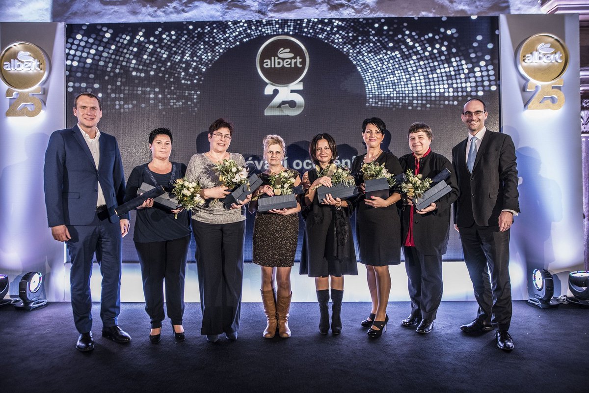 V Albertu jsme ocenili na 6⃣0⃣ kolegů, kteří u nás pracují více než čtvrt století, a uvedli je do jedinečného Klubu 25. Pro oceněné Albert připravil celodenní setkání plné zážitků, které vyvrcholilo večerním ceremoniálem 🥂🎉