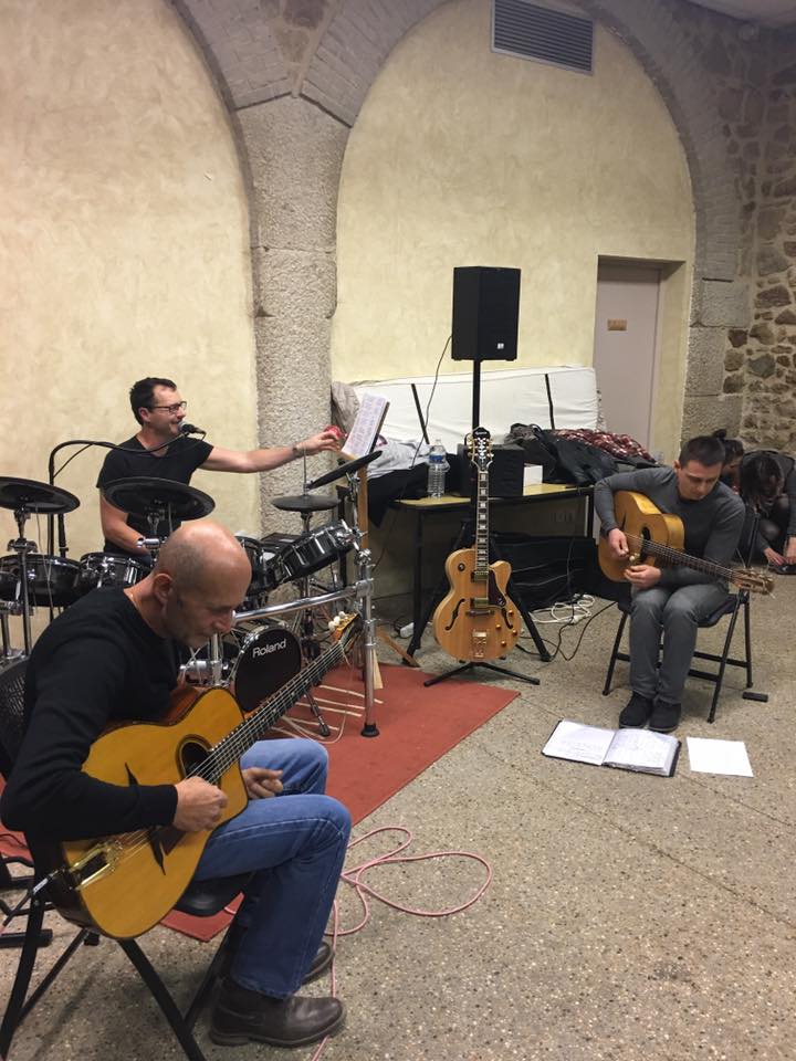 Elisoline's tweet photo. Un magnifique salon des entrepreneures s'est déroulé ce samedi à #StMartinenhaut sous la forme d'un forum/marché de Noël, avec des conférences ayant pour thème la connaissance et l'affirmation de soi, car pour entreprendre il faut d'abord être bien dans ses baskets! Merci à tous https://t.co/WXn3064l3S