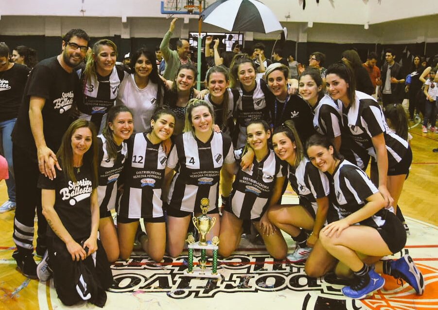 CestoBallester's tweet photo. Nuestra Primera A en una gran partido vencio a Velez Sarfield 130 a 116 y se quedo con el Campeonato!

Dale Campeon, Dale Campeon!!
Gracias a la hinchada que hicieron que sea un dia unico 🖤 https://t.co/RzBSqGJiVv