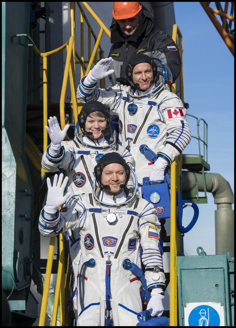 Astronauts blast off to International Space Station  DtfLxCsUcAAhRzE