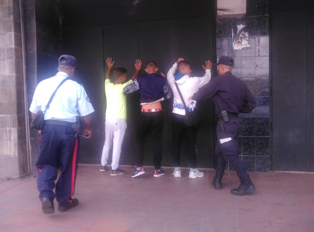 GuaricoSenades's tweet photo. #3Dic Funcionarios del #CCP 02 de @poliguarico15 haciendo cumplir la #LPCAM || Así se incrementa la percepción de seguridad en la ciudadanía y se trabaja por un #GuáricoLibreDeArmasDeFuego || @SENADESMIJP @josemvasquez @pabloefb @OVSMIJ @Guaricoseguro @Frent_P_Guarico https://t.co/uIehYEzaUM