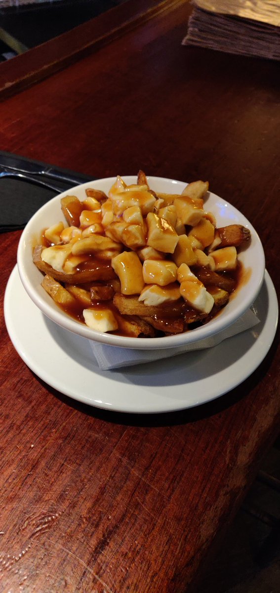 KeydeeGamerBoy's tweet photo. La poutine classic au #MooseBar c'est validé 👌 (bon comme au Québec😍) https://t.co/O7UlZhM8Wo