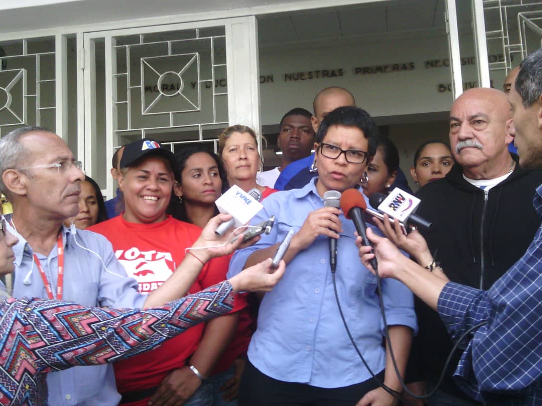 patriazPSUV's tweet photo. la #ParroquiaLaCandelaria activa en el simulacro electoral del #PSUV donde contamos con la presencia de la calaldesa @ErikaPSUV en el Colegio Andres Bello y la comunidad alegre asistió a la actividad @NicolasMaduro @taniapsuv @CestariGDC #SoyClap #SoyComunicadorClap https://t.co/VH2pE81qeP