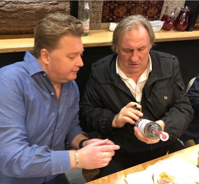 tramvay13's tweet photo. Приглашаю новоиспеченного жителя Новосибирска Жерара Депардье бесплатно прокатиться на Трамвае №13. Дениса Иванова и бутылку водки тоже можно взять с собой. https://t.co/Q41SULo7DM