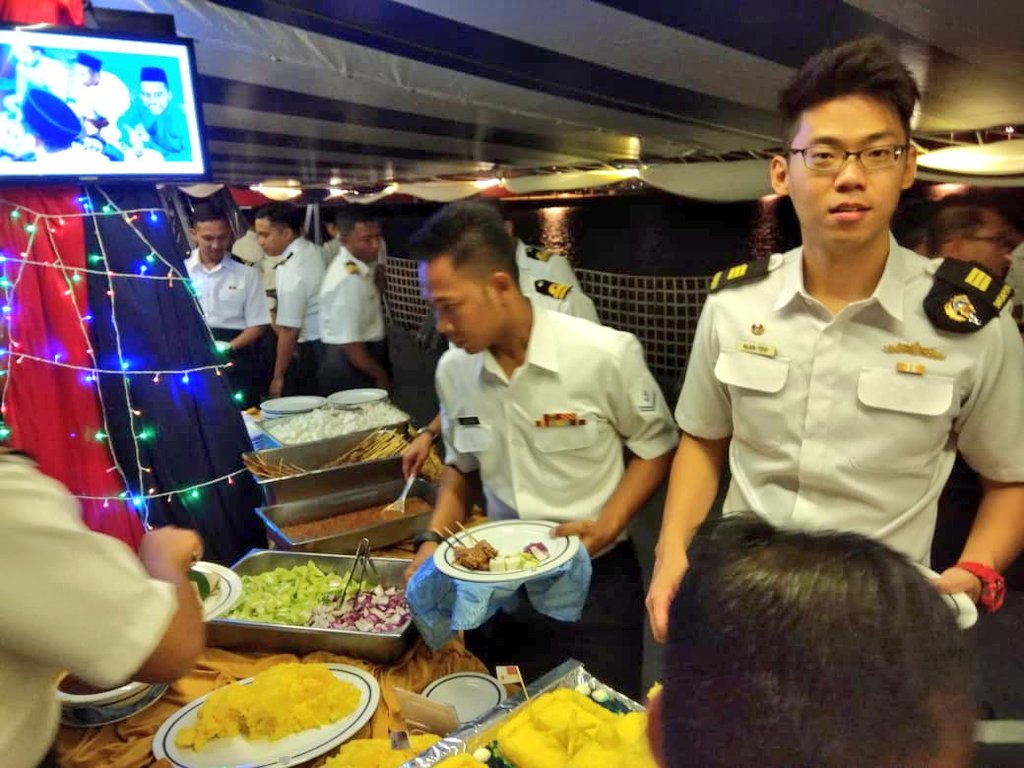 KdLekiuFrigate's tweet photo. The Nation's Bonding Cocktail Event! Represent the interest and opinions of spirit professionals and cocktail enthusiast RMN and RSS imperium with the honorable of both Fleet Commander of RMN and RSN.
@tldm_rasmi
@mindefsg
@MPA_Barat
@rusliramli544
@RickySuhaimi
#XMP18 https://t.co/UjOLytXtR2