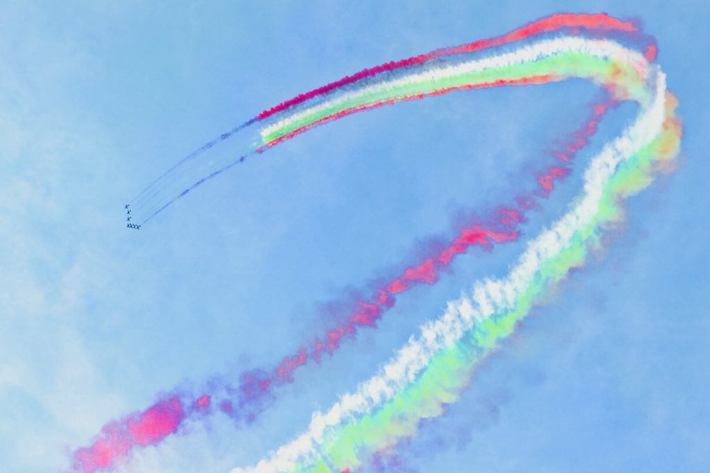 aibhiexoxofab's tweet photo. Mirage 4000 and F-16 jets. #Flyingwithcolours #UAE47thnationalday https://t.co/Hz4SJN9FzV
