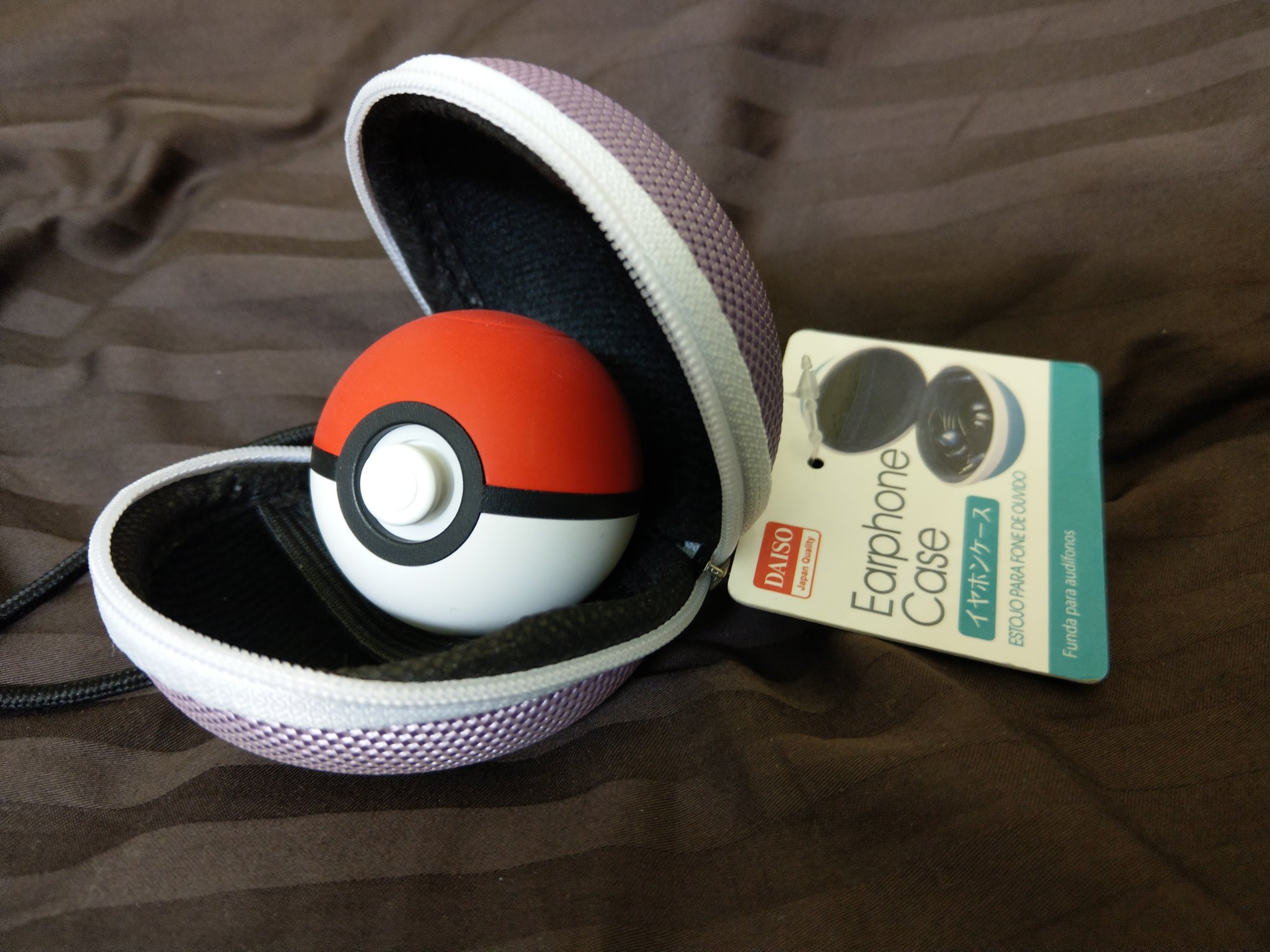 Lou 浦安ポケモンgo モンボplusの自動化にダイソーのイヤホンケースが便利と流れてきたので早速使ってみる 恥ずかしい本体が隠れるし 入れ物にもなるから最強かも笑 ポケモンgo モンスターボールplus T Co Svzuuknl7d Twitter