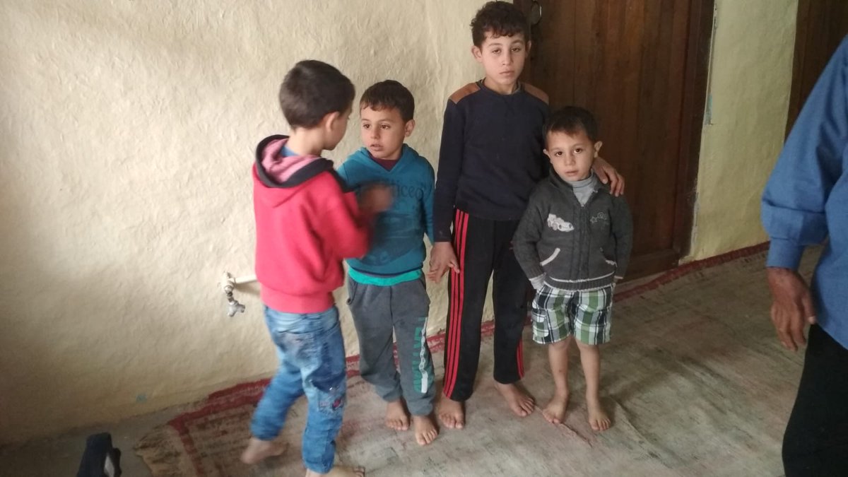 Baba elektrik işiyle uğraşırken akıma kapılmış. Bir kolunu kaybetmiş ve vücudunun çeşitli yerlerinde yanıklar mevcut. Bundan dolayı çalışamıyor. 
3 odalı evin 2 odasını ev sahibi benim eşyalarım var diyerek kilitlemiş.Ayrıca evin mutfağı yok.
 Kiralık ev, gıda ihtiyacı var.