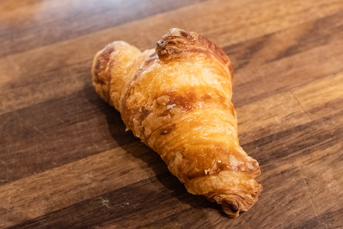 paco_roig_pan's tweet photo. Por ser un clásico, no es menos apetecible. El cruasán de mantequilla es el rey de las medias mañanas, los cafés y los postres golosos. Con un poco de chocolate, aún es más #dulcetentación https://t.co/kI0ee8lnxj