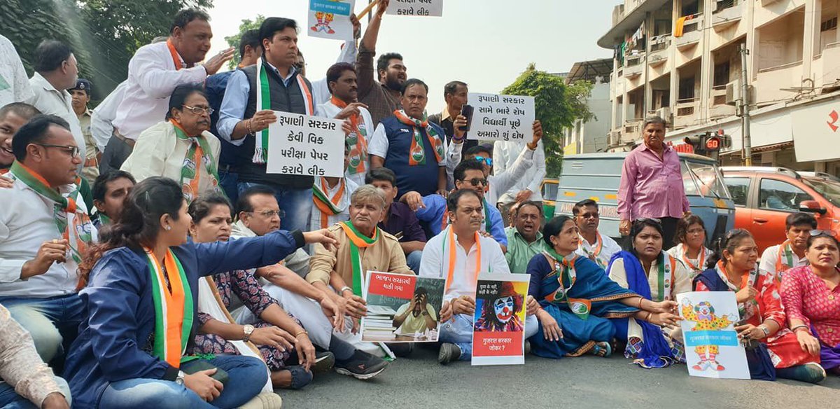 ashish_tadvi's tweet photo. पहले विकास पागल हुआ और अब लीक हो गया है!Protest Against PaperLeak Of Police Exam(LokRakahak) In Which BJP Deligates Were Involved !!
#PaperLeak #DataLeak #DateLeak #15Lakh #2CroreJobs #RafaleScam
#जुमलेबाज_सरकार #जुमलेबाजNarendraModi #जुमलेबाजVijayRupani #जुमलेबाजBJP
@nsui https://t.co/4QjyTwLvRR