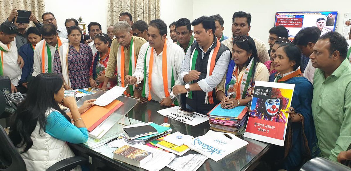 ashish_tadvi's tweet photo. पहले विकास पागल हुआ और अब लीक हो गया है!Protest Against PaperLeak Of Police Exam(LokRakahak) In Which BJP Deligates Were Involved !!
#PaperLeak #DataLeak #DateLeak #15Lakh #2CroreJobs #RafaleScam
#जुमलेबाज_सरकार #जुमलेबाजNarendraModi #जुमलेबाजVijayRupani #जुमलेबाजBJP
@nsui https://t.co/4QjyTwLvRR