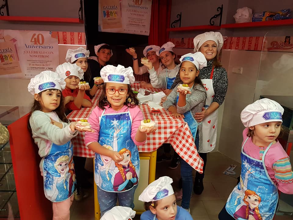 mostdesarrollo's tweet photo. El viernes se celebró el tercer taller infantil de #cocinasaludable en @GaleriaGoya con 19 niños/as de #Móstoles que crearon platos saludables en frío "requetedivertidos" https://t.co/lclgmbrT4t #MóstolesDesarrollo #mercadosdebarrio 🥝🍎🥪🥦 https://t.co/jSehVdlLdf