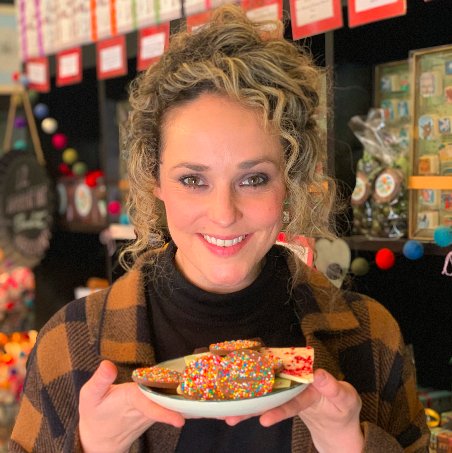 Our cast has wasted no time checking out the sweetest spots in Sydney! <a href="/LucyMaunder/">Lucy Maunder 🌈</a> took a break from rehearsals &amp; headed to @CocoChocAU 😋🍫🍭 Experience the sweetest of prizes with @DailyTelegraph's #CharlieAU promo. Tomorrow is another chance to grab code word &amp; WIN! 📰