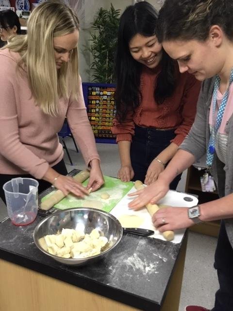 Xie xie to Kewen and Jinzi, from @BraeheadP , Xiao Xian and Liuping from <a href="/Stirling_High/">Stirling High School</a> for a terrific jiaozi making demo on Friday. 非常好吃
