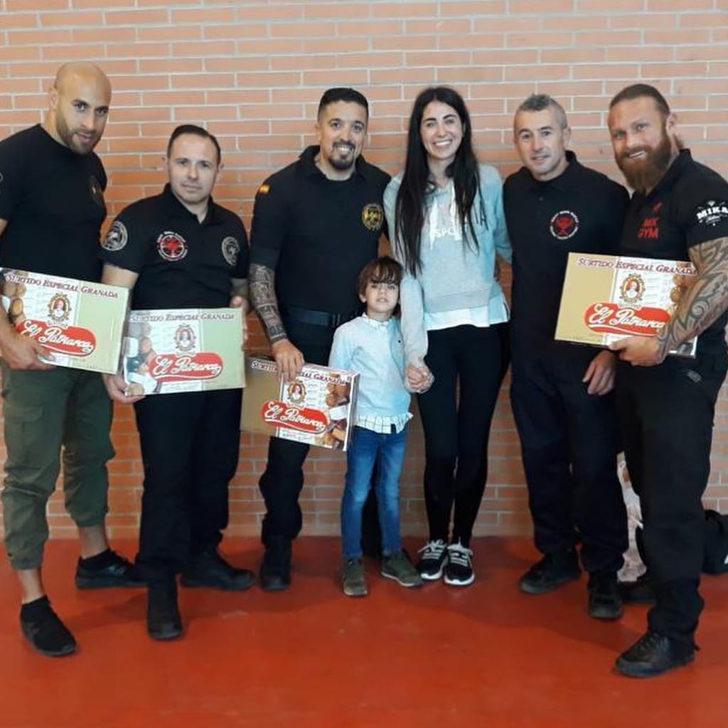 Dulces El Patriarca como siempre estuvo apoyando el deporte, y esta vez apostamos por el Krav Maga Kapap, una modalidad de defensa personal basada grandes valores. Ángela además de practicarlo se encargó de hacer entrega de un obsequio a los participantes en el seminario.