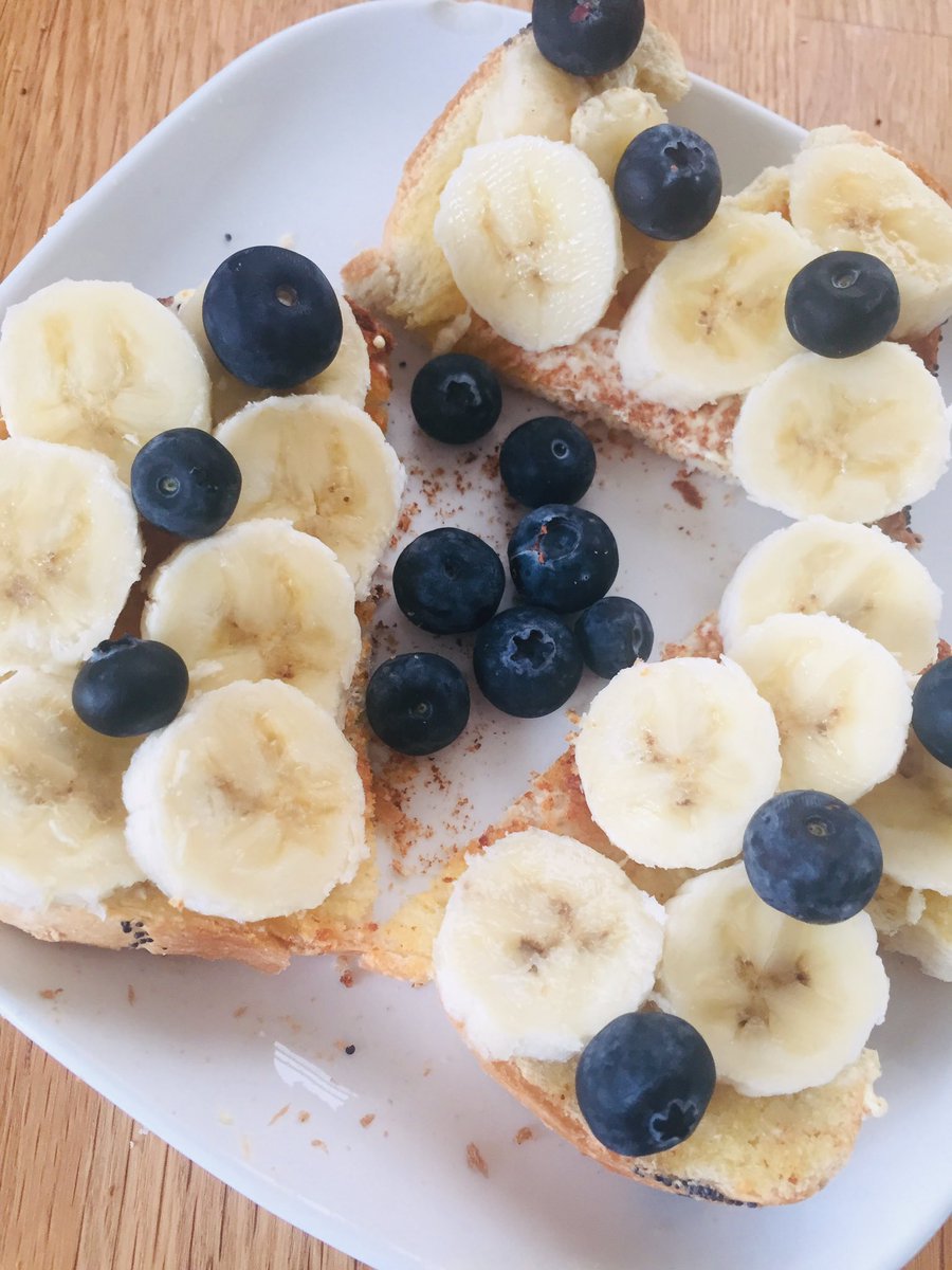 LoveYourBodyJ's tweet photo. Banana &amp; blueberries on toast for breakkie 😍🍌 
Processing your enquiries now to help you all get sexy for Santa👙❄️ pop me a message📨 https://t.co/B3fLDZ4SYp