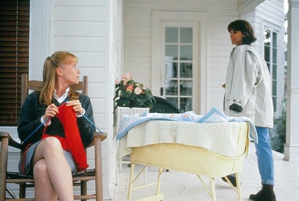 キタコ A Twitter ゆりかごを揺らす手 美しきベビーシッターには秘密があった 家庭内に入り込んだ異質者が恐怖をもたらす レベッカ デモーネイの二面性が圧倒的 名手カーティス ハンソン監督の硬質スリラーホラー いち早く医療社会問題も描いて同情心も