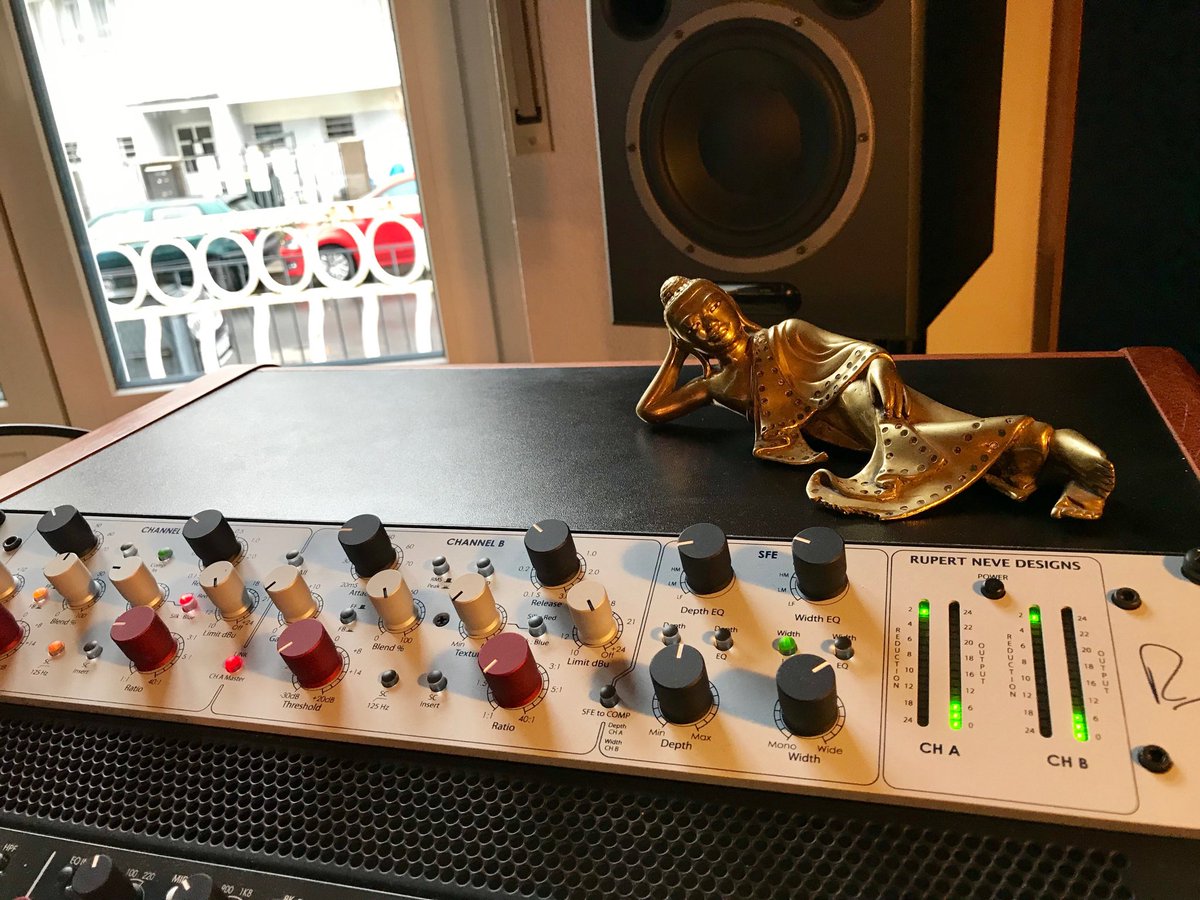 stevankrakovic's tweet photo. Finishing off #TheReliables record under the watchful eyes of the studio #Buddha #electronicmemorystudio @DaveBarrowsMuse https://t.co/1S9KaI0fs8