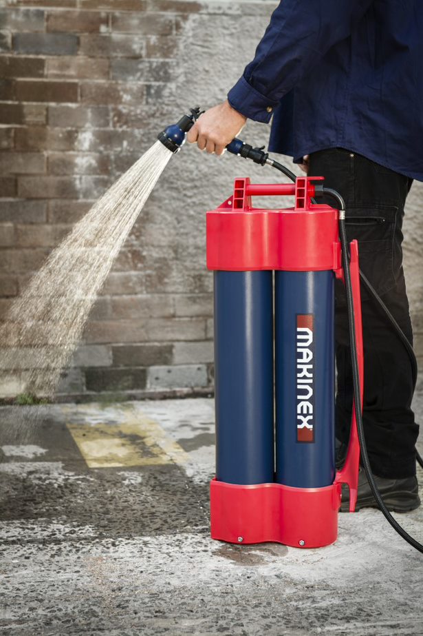 MakinexUK's tweet image. The makinex Hose 2 Go is unique as it doesn&apos;t require a battery or pump, with 14 litre capacity providing up to 30 minutes of constant flowing water! 

For more information contact us on 01212803012.

#Makinex #hose2go #makinginefficienciesextinct