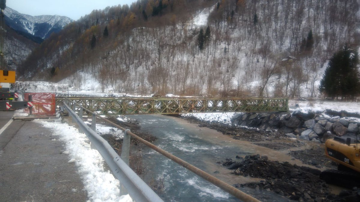 clientiANAS's tweet photo. #ANASinforma aperto ponte Bailey a Timau Comune di Paluzza #Udine.
#Lavori iniziati il 19 novembre sul torrente Bût, adiacente #SS52 bis “Carnica”, danneggiato dall’ondata di maltempo a fine ottobre per eliminare rischi di ostruzione dell’alveo del torrente. https://t.co/PWo7dYqRQO