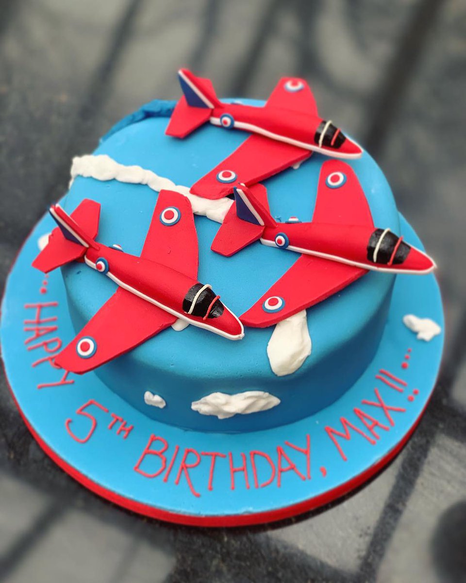 CakesByChlobo's tweet photo. Red Arrows themed 5th Birthday cake.
.
.
.
#CakesByChlobo #BespokeCakes #BirthdayCakes #RedArrows #RedArrowsCake #RedArrowsCakeTopper #CakeArt #BakedWithLove #SugarCraft #CakeDesigner #RichmondCakeMaker #NoveltyCake #FoodPorn https://t.co/krGvVHD9qM