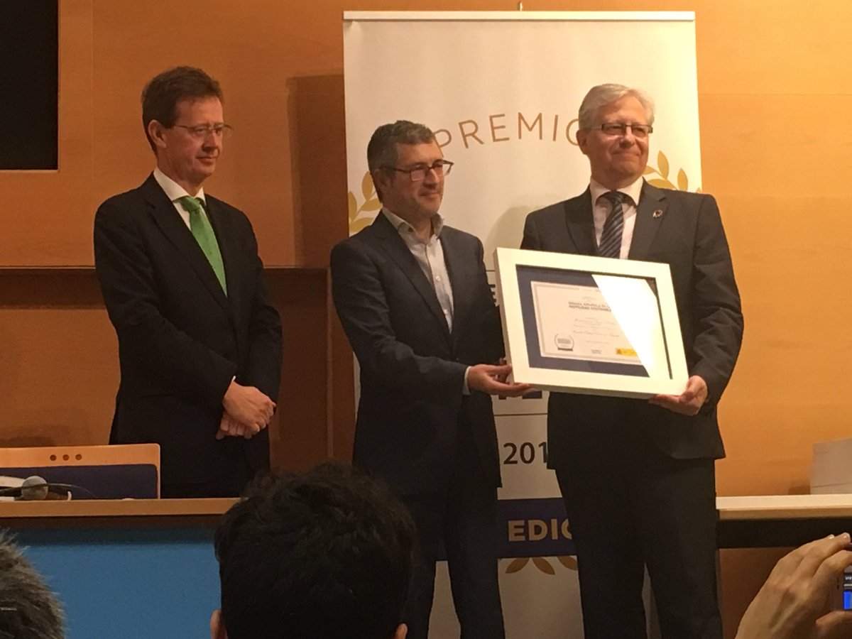 SantiMzCm's tweet photo. Súper orgulloso del equipo de proyecto #POSTLowCIT (@inea_eu), presentado por @Correos a los premios SEMS #Mobilityweek. Un premio que anima a seguir mejorando la movilidad y la calidad de vida de las ciudades. https://t.co/uOyvZ9XweC https://t.co/o5CddbTK4W