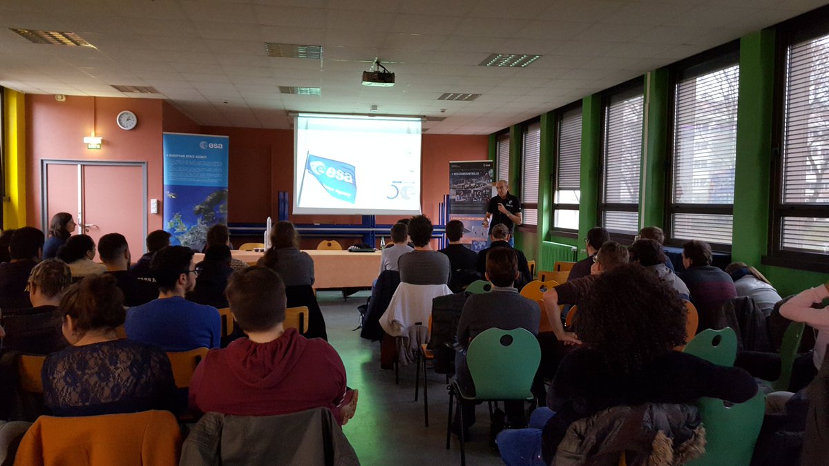 ESA_fr's tweet photo. Journée #SpaceTalks au Lycée #Couffignal (Strasbourg) ce 30 novembre. Yves Doat (ESTRACK) et Michèle Fischer y ont présenté les programmes de l'ESA et les missions martiennes avant de participer à un débat sur l'importance du spatial. RDV pris à l'ESOC ce 10 déc pour les lycéens! https://t.co/cyYw5R1zgz
