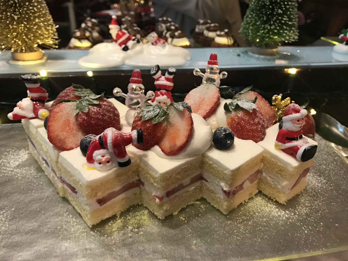 KansaiWalkers's tweet photo. 【デザートブッフェNEWS】＃セントレジスホテル大阪 では今年もクリスマスデザートブッフェを19年1/3(木)まで毎日開催中！今年のテーマは冬のNYがテーマ。スイーツが美味しいのはもちろんなのですが、人々がいきかうNYの街なかに雪だるまが登場など、ディスプレーの可愛さは目を見張ります！ https://t.co/wnrD923D0P