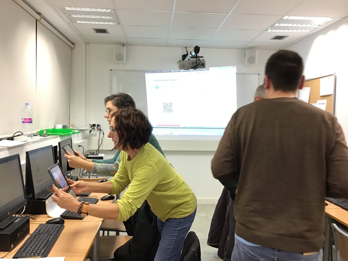 cfabonpastor's tweet photo. #Competic2 creant codis QR i llegint-los. #fadults #ErasmusPlus #PladeBarris https://t.co/xSNdtaiTwp
