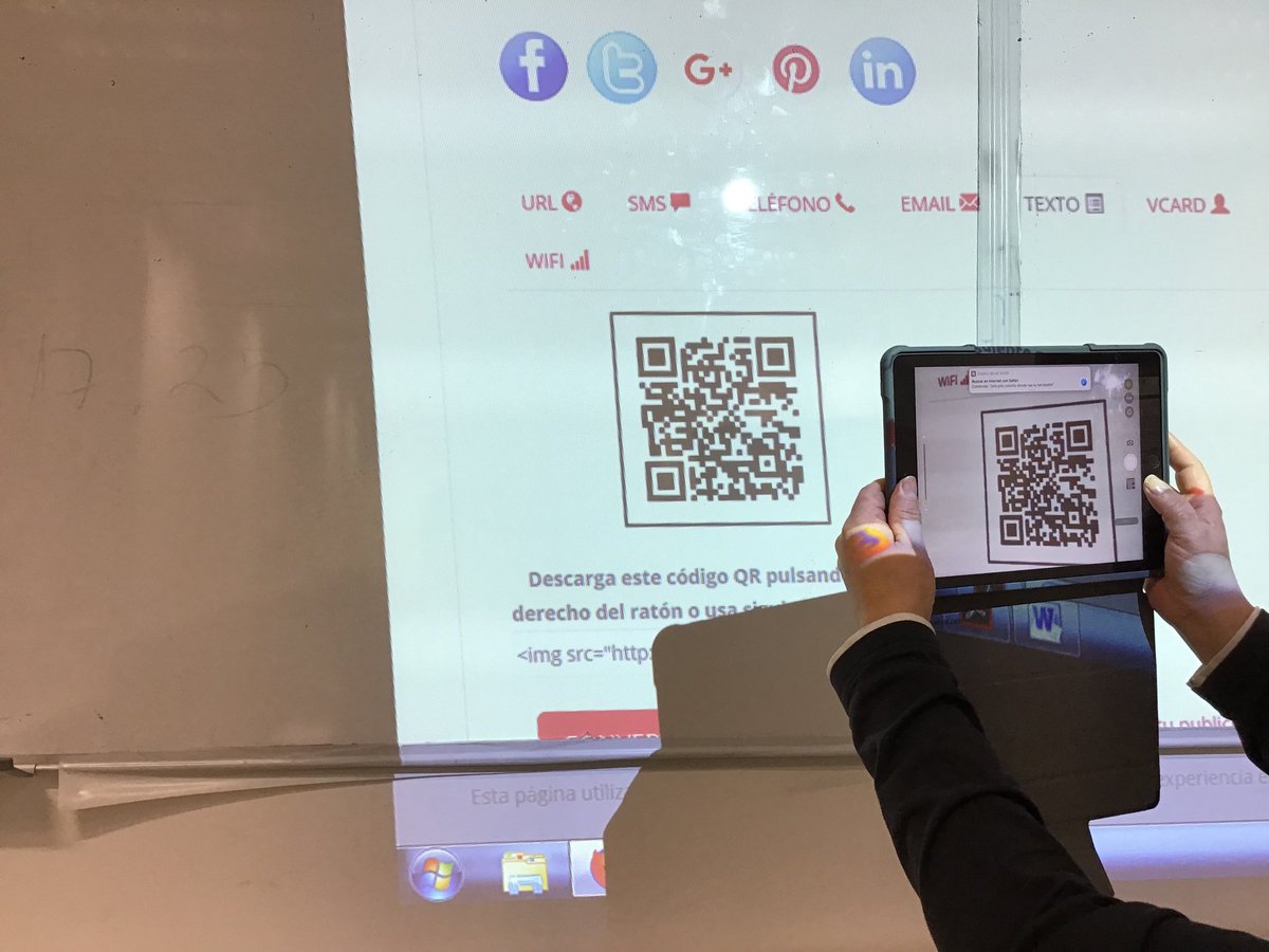 cfabonpastor's tweet photo. #Competic2 creant codis QR i llegint-los. #fadults #ErasmusPlus #PladeBarris https://t.co/xSNdtaiTwp