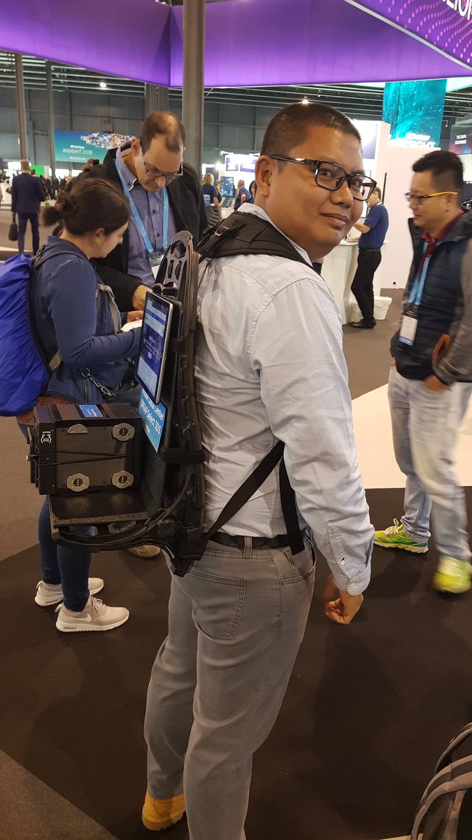yekyaw's tweet image. this is so cool.. me with NetApp ONATP SELECT mobile data centre.. #ONTAPSELECT #NETAPPinsight18