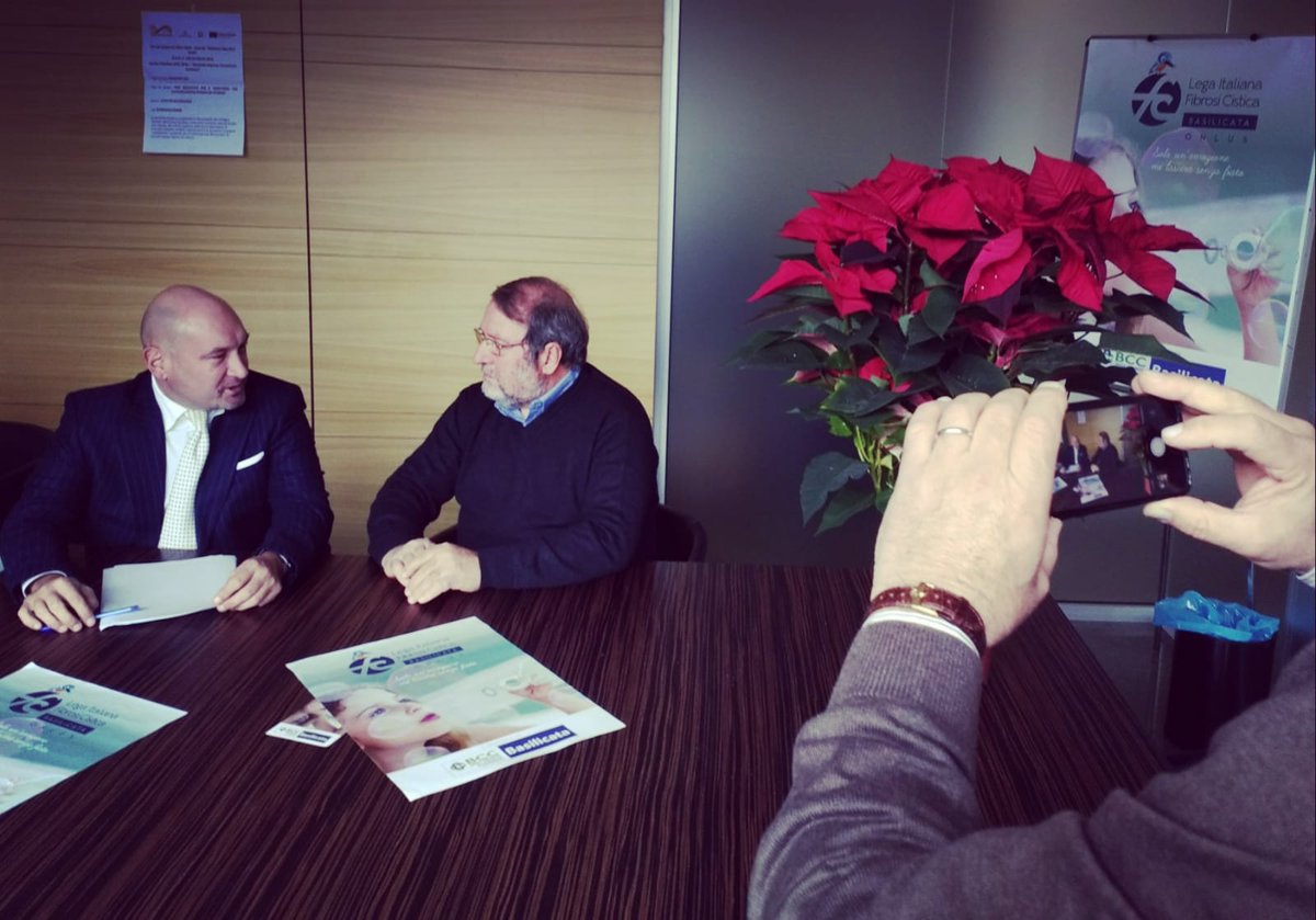 BccBasilicata's tweet photo. Oggi e domani @fibrosicistica nella filiale di Potenza, con il profumo del mirto e il colore della stella di Natale per sostenere una causa importante. #cisiamo https://t.co/XupByDIWzK