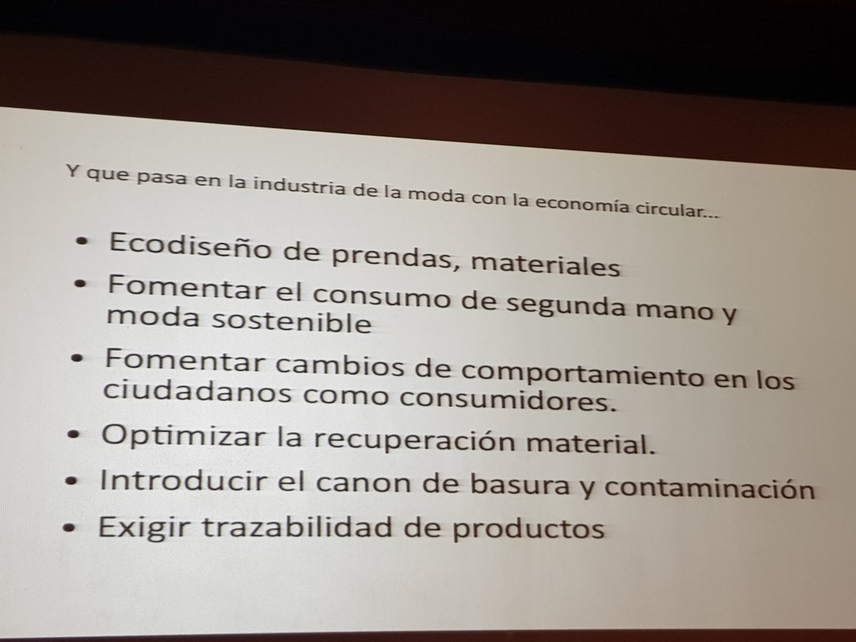 "La prenda más sostenible es aquella que ya existe" frase prima hermana de "el mejor residuo es el que no existe" Las dos tan ciertas como importantes... #querulen #jececonomiacircular18