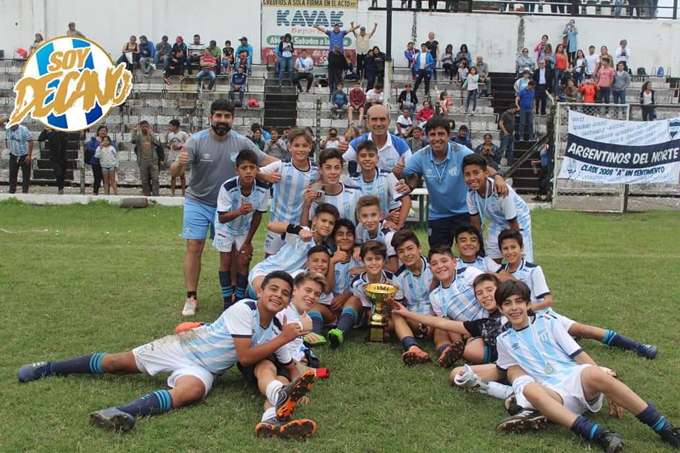 SoyDecanoOf's tweet photo. #Infantiles 
[Torneo Clausura,  Final]

Cat 2006 

Atlético Tucumán Azul vs Argentinos del Norte 

Los decanitos se consagraron campeones con Sergio Artero como tecnico, en una definición por penales , luego de un empate 1 a 1 con gol de Matías Tapia. Felicidades, CAMPEONES!!!!! https://t.co/LVVf2z2GnU