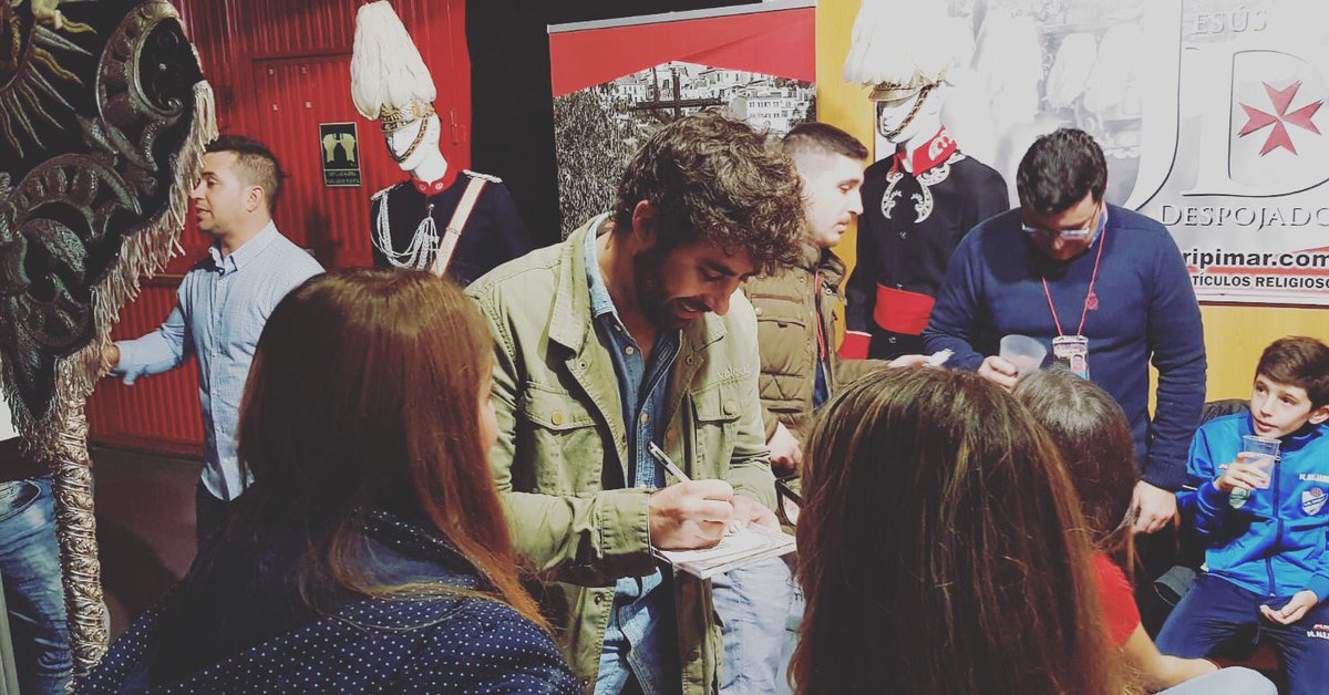 SenorGanan's tweet photo. Gracias a todos los que acudisteis a la firma de discos ayer en #caprichocofrade en Granada. Vosotros sois la razón de mi #Passyon. https://t.co/q7wpjDqNlB