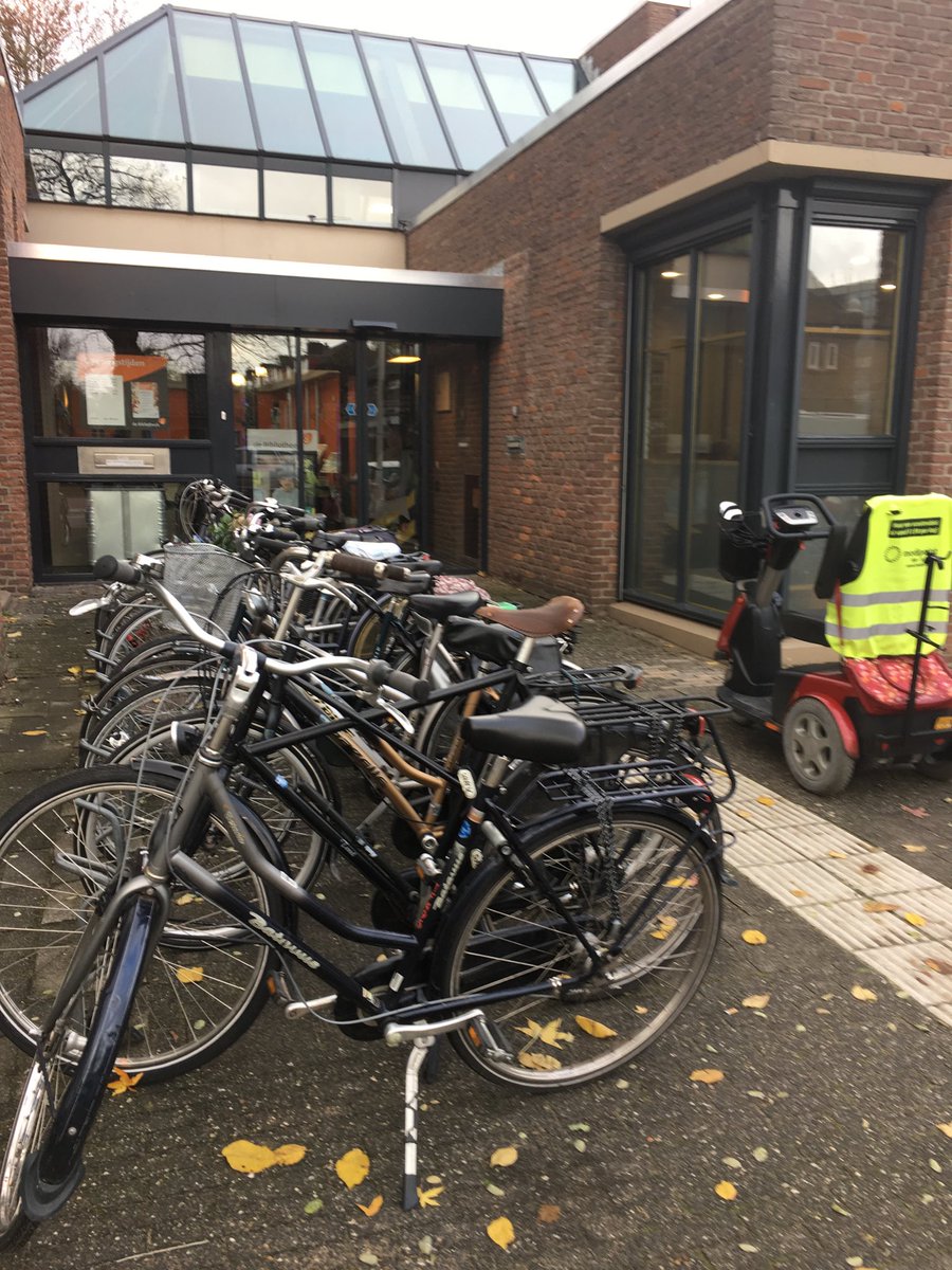 ibubuku's tweet photo. ⁦@Bibliotheek030⁩ met ⁦@Mekaar_Utrecht⁩  veel belangstelling voor training valpreventie bibliotheek Zuilen #veiligthuiswonen #meestenvallenthuis https://t.co/3QttmCfPOm