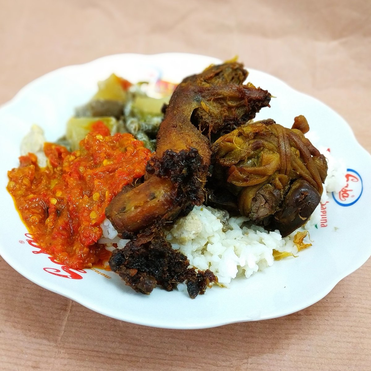 dhado83's tweet image. Ini lebih banyak dari biasanya
Karena malam ini butuh tenaga extra
Lembur kerja &amp;amp; lembur yang lainnya :) 

#masmu_paijo #sayurlodeh #kepalaayam #atiayam #sambalterasi #makanmalam