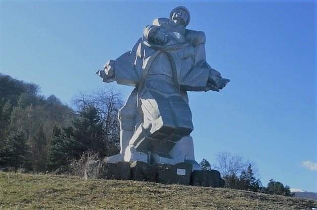 visitdilijan's tweet photo. Հայրենական Մեծ պատերազմի զոհերի հիշատակը հավերժացնող հուշարձանը:

The monument dedicated to the victims of the Great Patriotic War.
#IDeAFoundation #EU #VisitDilijan #DilijanTIC #InformationCenter #GreatPatrioticWar #Dilijanmonuments https://t.co/1VYMtPasgs
